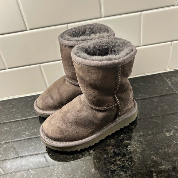 UGG | TODDLER CLASSIC ll UGGS GREY SZ 9 - Picture 4 of 10